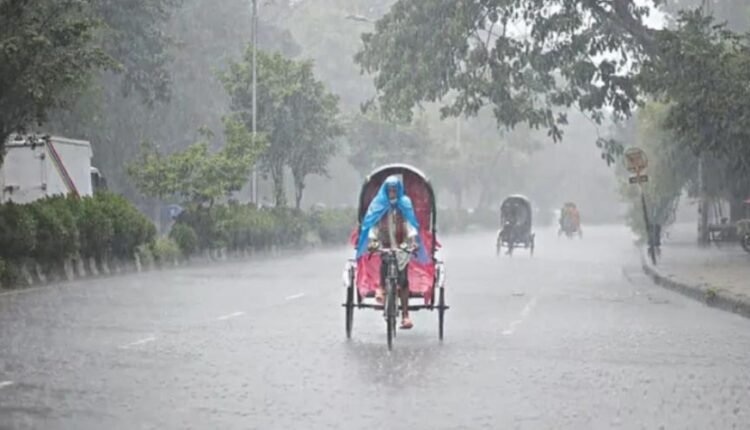 কয়েকদিনের টানা ভ্যাপসা গরম আর দমবন্ধ করা আবহাওয়ার পর অবশেষে স্বস্তির বৃষ্টিতে ভিজেছে রাজধানী। রোববার (২৪ মে) বিকেলের ঝুম বৃষ্টিতে কিছু সময়ের জন্য হলেও হাঁফ ছেড়ে বাঁচেন নগরবাসী। একই সঙ্গে ঈদ সামনে রেখে কেনাকাটা ও ঘরমুখো মানুষের যাত্রায় সাময়িক ভোগান্তিও তৈরি হয়। রোববার দুপুরের পর থেকেই ঢাকার আকাশে কালো মেঘ জমতে শুরু করে। এর সঙ্গে বইতে থাকে ঝোড়ো বাতাস। বিকেল ৪টার দিকে শুরু হয় বৃষ্টি। এরপর রাজধানীর বিভিন্ন এলাকায় টানা বর্ষণ দেখা যায়। বাংলামোটর, মগবাজার, হাতিরঝিল, কারওয়ান বাজার, মহাখালীসহ বিভিন্ন এলাকায় বৃষ্টির কারণে সড়কে যান চলাচল কিছুটা ধীর হয়ে পড়ে। কোথাও কোথাও সাময়িক জলজটও তৈরি হয়। তবে কয়েকদিনের অসহনীয় গরমের পর শীতল বাতাস আর বৃষ্টির ছোঁয়ায় স্বস্তি ফিরে আসে নগরজীবনে। ঈদকে সামনে রেখে কেনাকাটা কিংবা বিভিন্ন কাজে বাইরে বের হওয়া মানুষদের কেউ কেউ বিপাকে পড়েন। বিশেষ করে ফুটপাত ও সড়কের পাশে পসরা সাজিয়ে বসা ভাসমান দোকানিদের মালামাল সরিয়ে নিতে হিমশিম খেতে দেখা যায়। তবুও অনেক পথচারীকে বৃষ্টিতে ভিজেই গন্তব্যে যেতে দেখা গেছে। তাদের মুখেও ছিল স্বস্তির ছাপ। এদিকে ঈদ উপলক্ষে যারা ইতোমধ্যে বাড়ির পথে রওনা হয়েছেন, তাদের জন্যও বৃষ্টিটি কিছুটা প্রশান্তি নিয়ে আসে। তপ্ত গরমের ক্লান্তি কাটিয়ে স্বস্তিদায়ক আবহাওয়া অনুভব করেন যাত্রীরা। আবহাওয়া অধিদপ্তরের ২৪ ঘণ্টার পূর্বাভাসে বলা হয়েছে, রংপুর, ময়মনসিংহ ও সিলেট বিভাগের অনেক জায়গায় এবং ঢাকা, রাজশাহী ও চট্টগ্রাম বিভাগের কিছু কিছু এলাকায় দমকা হাওয়া ও বজ্রসহ বৃষ্টি হতে পারে। কোথাও কোথাও মাঝারি থেকে ভারী বর্ষণেরও সম্ভাবনা রয়েছে। একই সঙ্গে ঢাকা, ফরিদপুর, মাদারীপুর, রাজশাহী, পাবনা, সিরাজগঞ্জ, চাঁদপুর, লক্ষ্মীপুর ও পটুয়াখালীসহ কয়েকটি জেলার ওপর দিয়ে মৃদু তাপপ্রবাহ বয়ে যাচ্ছে এবং তা অব্যাহত থাকতে পারে বলেও জানিয়েছে আবহাওয়া অফিস। তবে রাতের তাপমাত্রা সামান্য কমতে পারে।